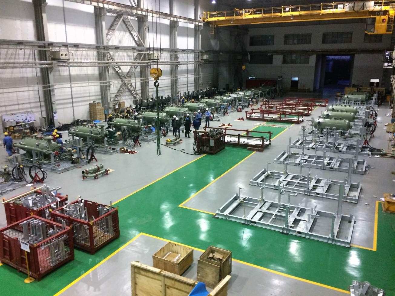 Pressure vessel and skid assembly floor
