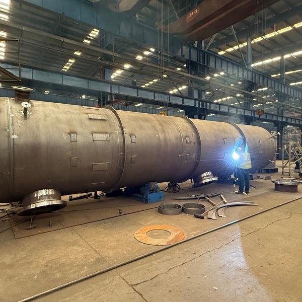 Large diameter column under welding